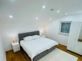 Modernes Apartment mit Balkon zwischen Chiemsee und Kampenwand，位于基姆湖畔贝尔瑙的公寓