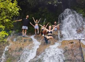 Accommodation Economic, Private Rooms, Share room，位于Juayúa的酒店