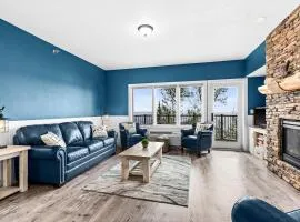 Breathtaking Lake Views King Suite, Queen Beds, Kitchen and Heated Indoor and Outdoor Pools