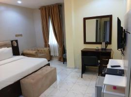 Golden Top Hotel and Suites，位于Mama的酒店