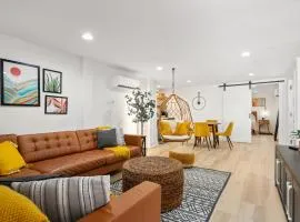 Couples Retreat with Hot Tub, Beach Cruisers, Spa Bath