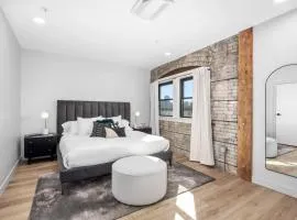 2 Private King Suites - Walk to Nightlife