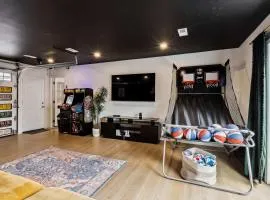 Charming 3-Bedroom - Hot Tub & Game Room