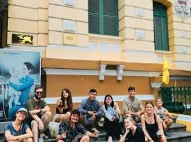 Saigon Authentic Alley Hostel - Signature Walking Neighborhood & City Tour, Cooking Class, Fresh Breakfast, Gym & Rooftop Billiard，位于胡志明市的青旅