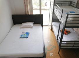 SHARED ROOMS NEAR ACROPOLIS & MONASTIRAKi area，位于雅典的酒店