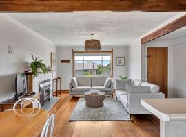 Seabreeze Escape: Your Next Coastal Getaway，位于彭古因的酒店