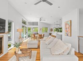 Luxurious 5-Bed Home by Avoca Beach，位于阿沃卡海滩的酒店