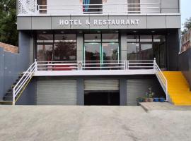 Narayan Palace hotel & Restaurant，位于Karhal的酒店