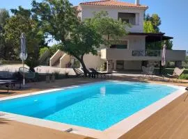Villa Polyxeni 5 Bedrooms and Private Pool