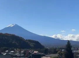 富士山と河口湖とホテル風鈴