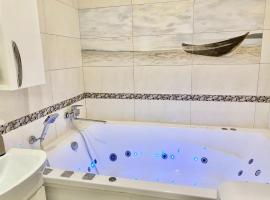 Апартаменты возле метро НАУЧНАЯ，位于哈尔科夫的带热水浴缸的酒店