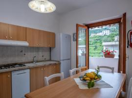 Casa Nonna Angela- Relax & Parcheggio Gratuito，位于米诺利的酒店