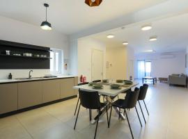Spacious & Central 3BD Apartment with Front Balcony - Close to Sliema, St Julians, Valletta，位于彭布罗克的酒店
