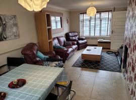 The Holbein Three bedroom home near tilgate park private parking and garden，位于克劳利的酒店