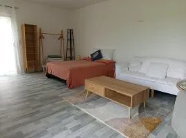 Studio paisible avec vue sur les coteaux
