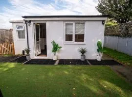 1 Bed-Sleeps 4-Private Garden-Free Parking