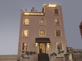 Townhouse Amaraa Hotel Near Phoenix Palassio，位于Nilmatha的酒店