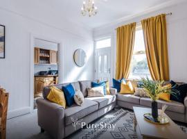 Beautiful Contractor House - Business Only- 5BR - 10 Actual Beds By PureStay，位于庞特佛雷特的酒店