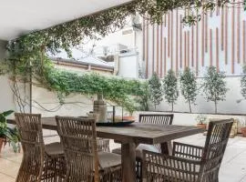 City Escape - Newcastle CBD - Spacious Apartment with a Beautiful Courtyard