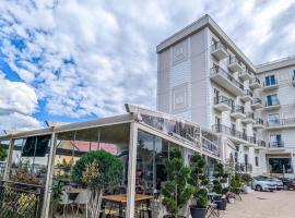 Boutique Hotel Balș，位于Balş的带停车场的酒店