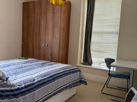 Double Bedroom close to Cork city，位于科克的酒店