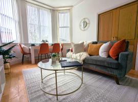 Luxury 2 Bed Apt, Sleeps 4, Secure PRKG-1 Car, Ascot Racecourse 5min walk, Legoland & Lapland 8mins, Windsor 15mins，位于阿斯科特的酒店