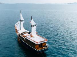 Komodo Cruise 3D2N with Emocean Tour，位于纳闽巴霍的酒店