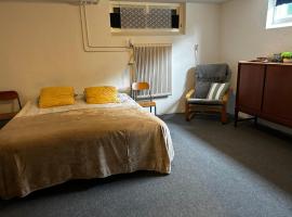 Simrishamn, Österlen - privat boende med egen ingång，位于锡姆里斯港的酒店