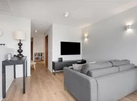 Stylish 2-Bedroom Flat with Balcony near Reykjavík