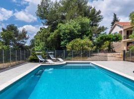 Lower villa cottages in a Provençal farmhouse with pool，位于耶尔的酒店