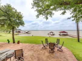 Waterfront Retreat with Dock on Cedar Creek Lake!，位于Kemp的酒店