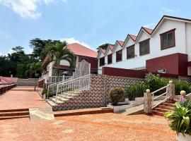 Royal Lee's Hotel，位于Tutu的带停车场的酒店