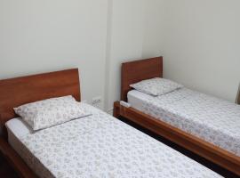 Costa Lodges Funchal or Santa Cruz Shared Room，位于圣克鲁斯的酒店