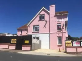 Paignton seafront Apartment with Private Garden ,FREE Private Car Space FREE WIFI ,No kitchen but Fridge Tea coffee Towels YES Double & Single bed YES Reception to help you YES Opposite the Beach Yes