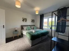 Perfect Contractor house-3 free parking space-EV charging-Secure-Quiet-Modern