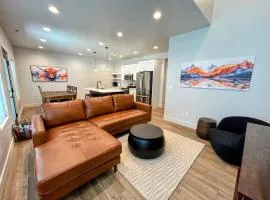 Alpine Escape Luxury Retreat, Hot Tub, Walkable, Mountain Views, 3 King Beds