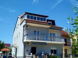 Blue city apartment's Repić，位于比奥格勒·纳·莫鲁的酒店