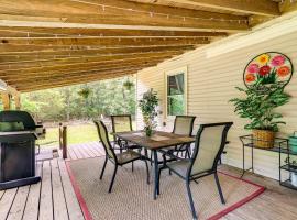 Less Than half Mi to Lake Secluded Gem in Cherokee Village，位于Hardy的酒店