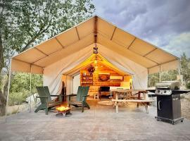 Glamping Tent #3 with Heat AC and Private Bath，位于奥德维尔的酒店
