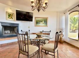 Puerto Nuevo Surf Villa Flores 2BR with pool，位于Raulis的酒店