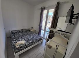 camera con terrazza vicino al mare e pineta，位于福洛尼卡的酒店
