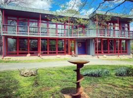 Stylish & Spacious Estate On The Brew Ridge Trail，位于Nellysford的酒店