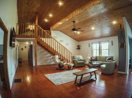 Resting Point - Hot Tub, Firepit, Spacious 4-BR Home，位于Rogers的酒店