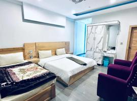 kundalshahi waterfall view hotel，位于Kundālshai的酒店