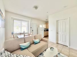 Heart of Van. Private 2BR, Patio and FREE Parking，位于温哥华的酒店