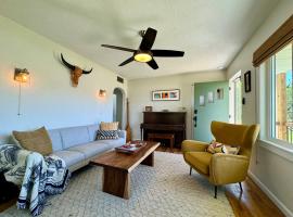 Cozy Whole Home Mid-Century Hideaway，位于科迪的酒店
