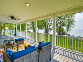 Charming Waterfront Retreat on Lake Ontario，位于Sackets Harbor的酒店
