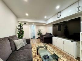 Nice Room In Renovated Basement，位于阿贾克斯的酒店