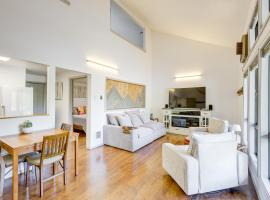 Walk to Payette Lake: McCall Condo w/ Fireplace，位于麦考尔的酒店