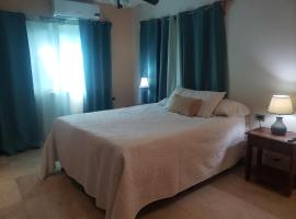 West End Room Shuttle Free，位于西区的民宿